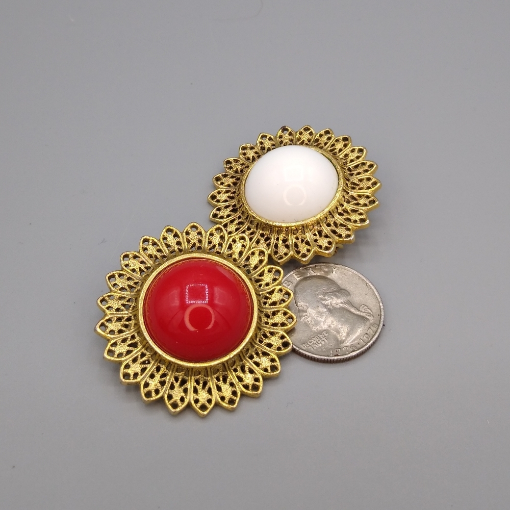 Red White Lucite Cabochon Gold tone Filigree Set of 2 Brooches Pin Vintage - Picture 16 of 16